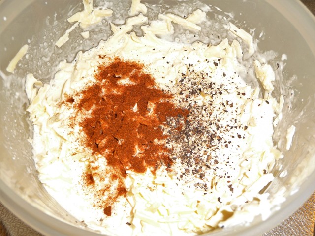Koolrabi-aardappelgratin met spekjes en tomaatjes