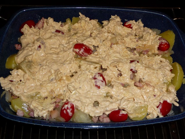 Koolrabi-aardappelgratin met spekjes en tomaatjes