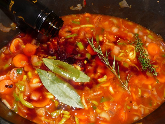 Coq au vin met cognac en paddenstoelen
