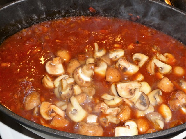 Coq au vin met cognac en paddenstoelen