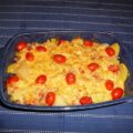 Koolrabi-aardappelgratin met spekjes en tomaatjes