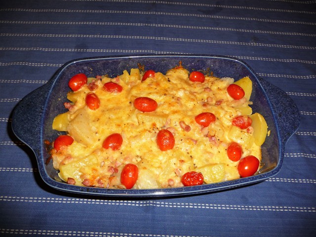Koolrabi-aardappelgratin met spekjes en tomaatjes