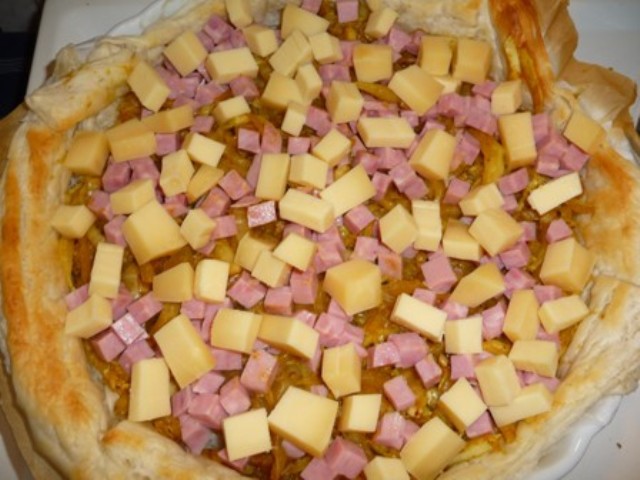 Hartige taart met Chinese kool, ham en kaas