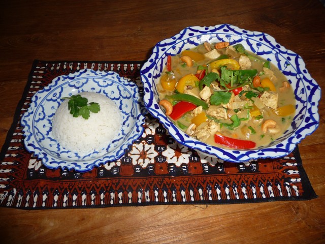 Thaise kip in groene curry kokossaus
