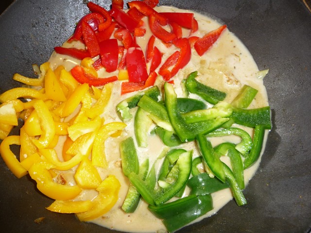 Thaise kip in groene curry kokossaus