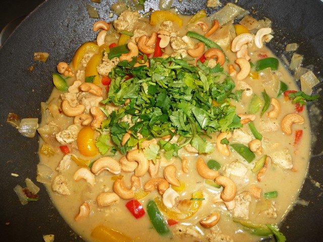 Thaise kip in groene curry kokossaus