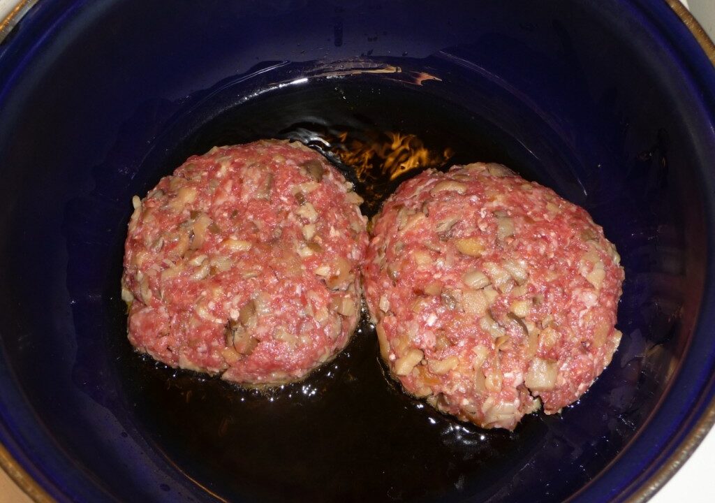 Hamburger van gehakt en oesterzwammen