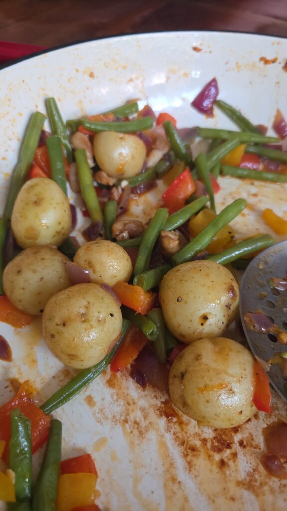 Krieltjes met kip, paprika, ui en boontjes