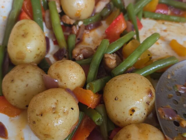 Krieltjes met kip, paprika, ui en boontjes