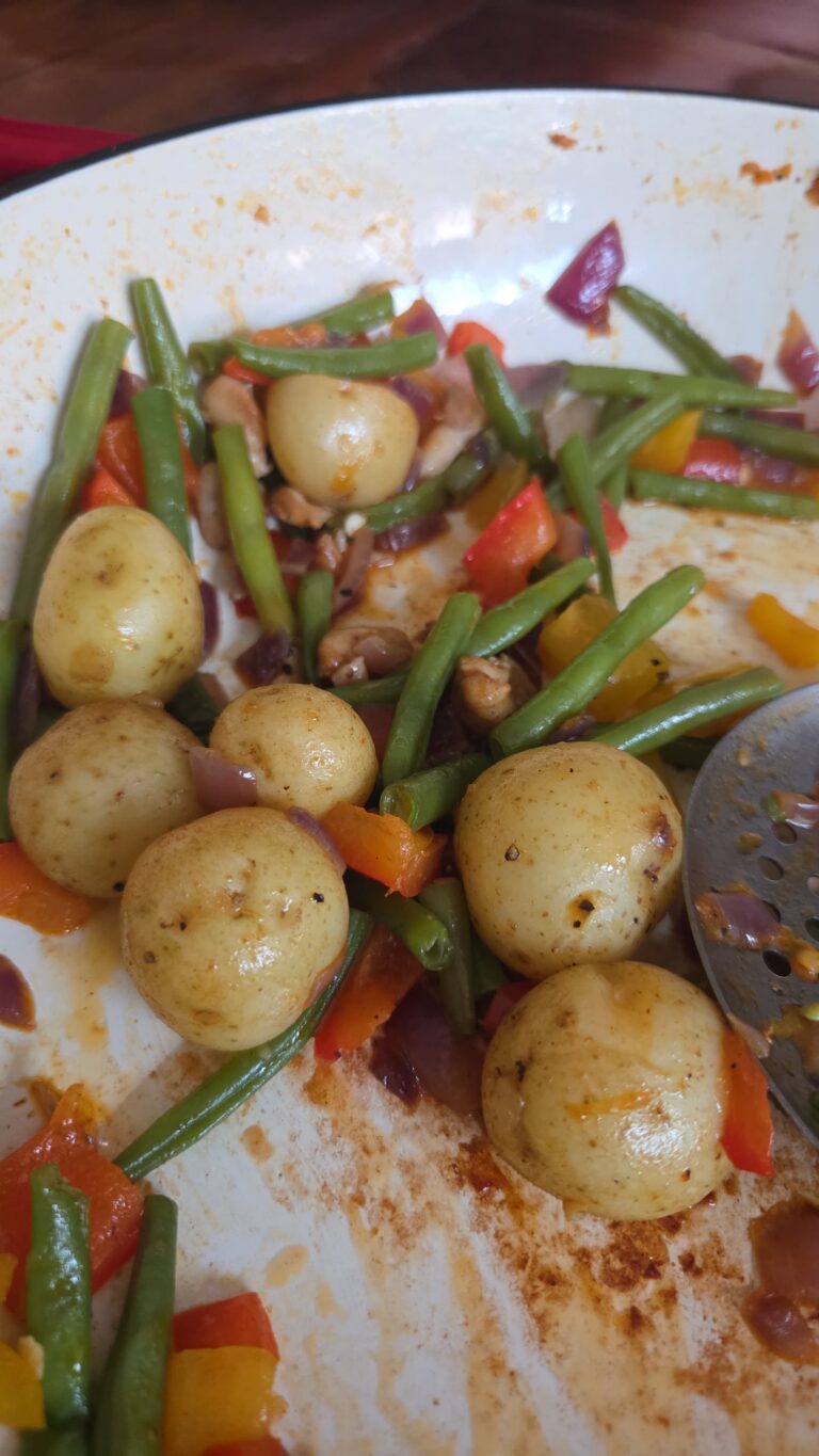 Krieltjes met kip, paprika, ui en boontjes