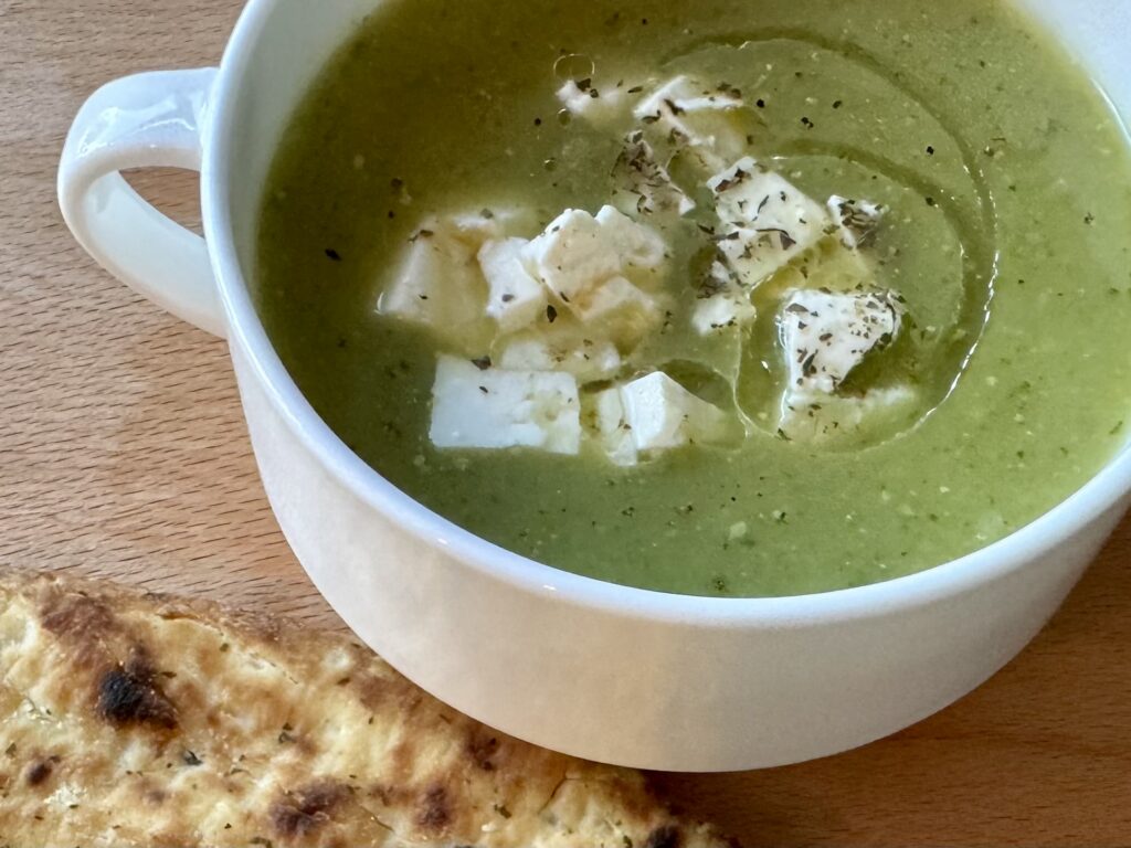Snelle courgettesoep met witte kaas