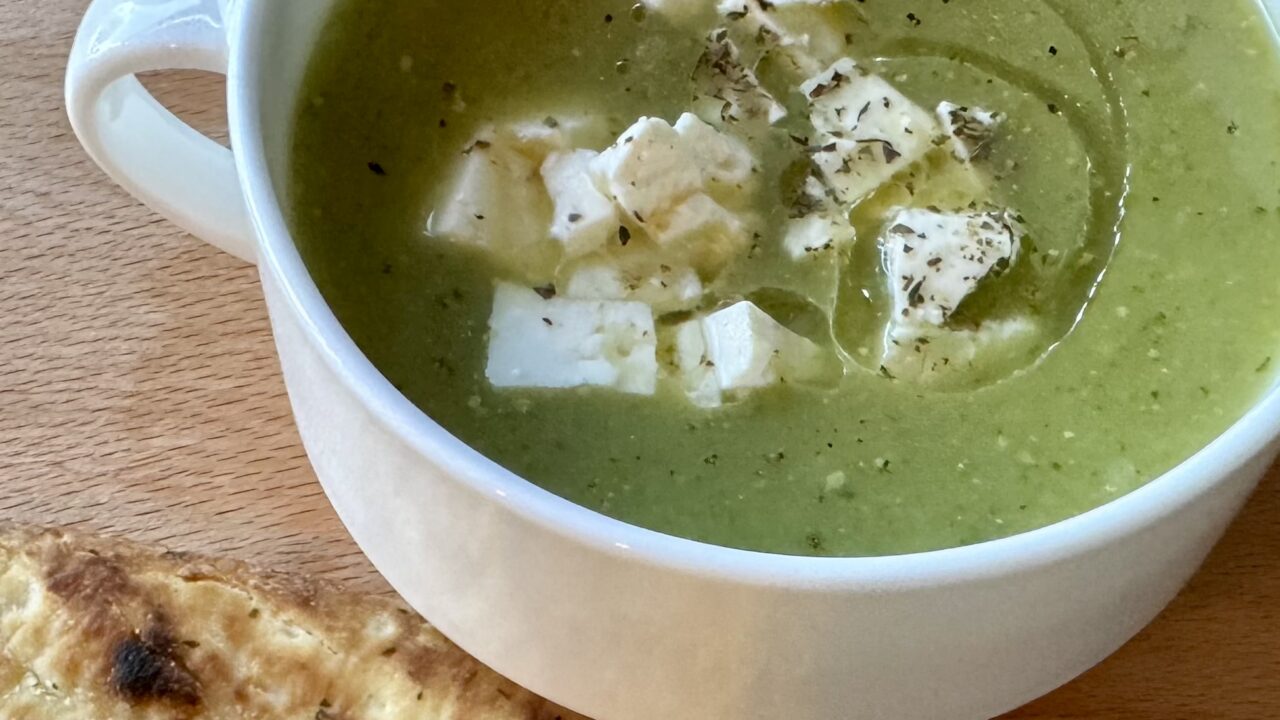 Snelle courgettesoep met witte kaas
