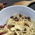 Skottelbraai pasta met spek, champignons en kaas
