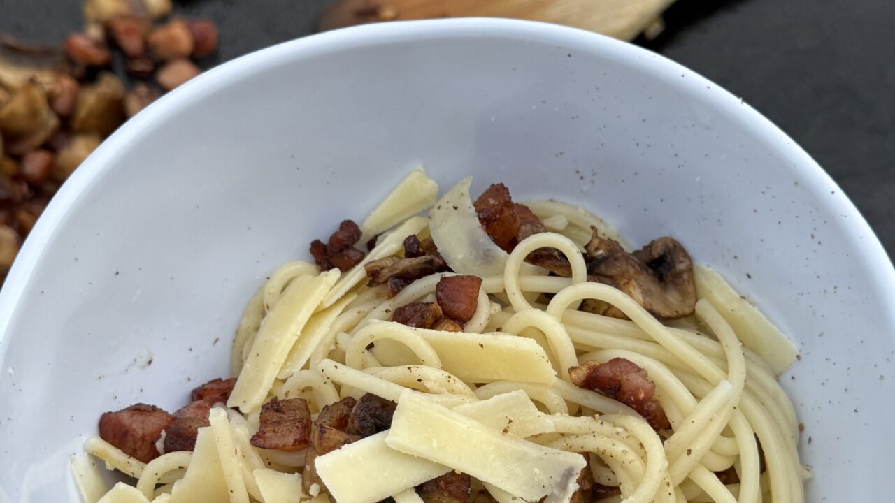 Skottelbraai pasta met spek, champignons en kaas — foto 1