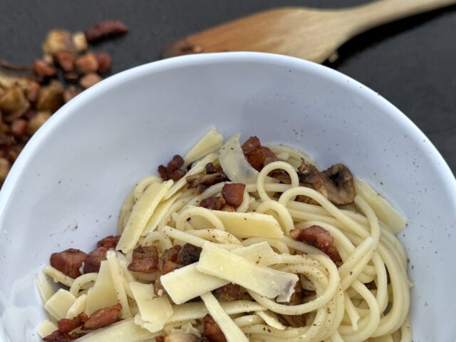 Skottelbraai pasta met spek, champignons en kaas