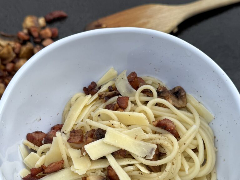 Skottelbraai pasta met spek, champignons en kaas