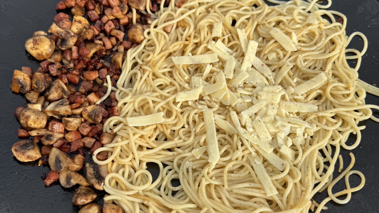 Skottelbraai pasta met spek, champignons en kaas — foto 3
