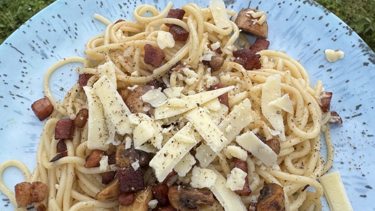Skottelbraai pasta met spek, champignons en kaas — foto 2