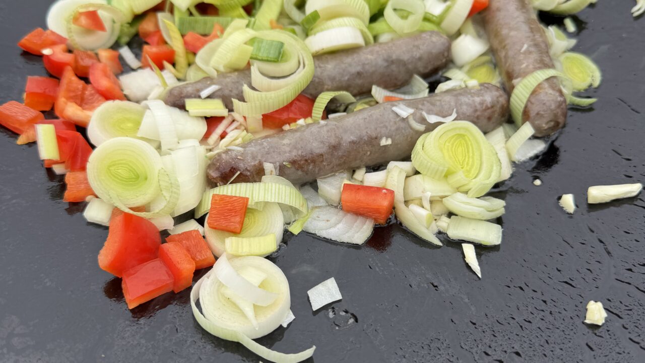 Skottelbraai rijstschotel met chipolata, prei en paprika — foto 2