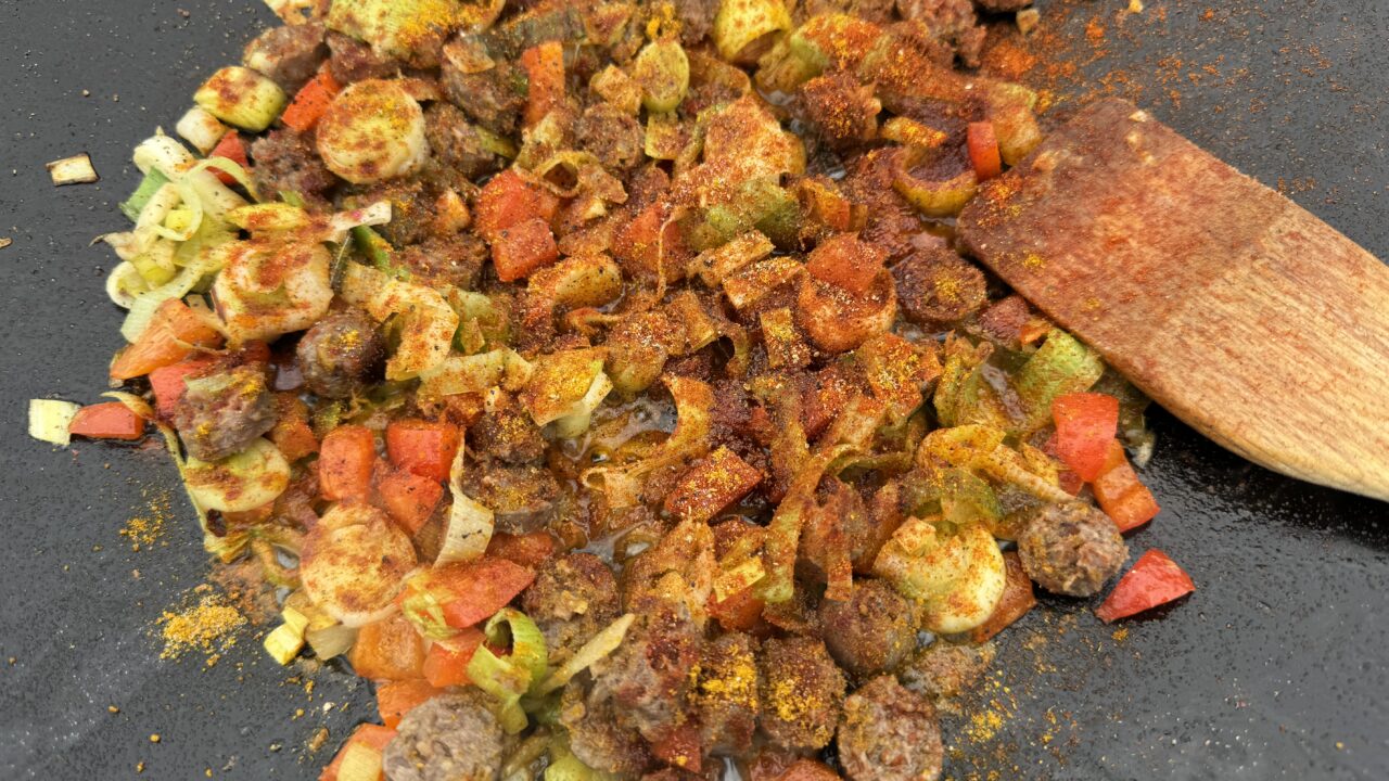 Skottelbraai rijstschotel met chipolata, prei en paprika — foto 3
