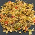 Skottelbraai rijstschotel met chipolata, prei en paprika