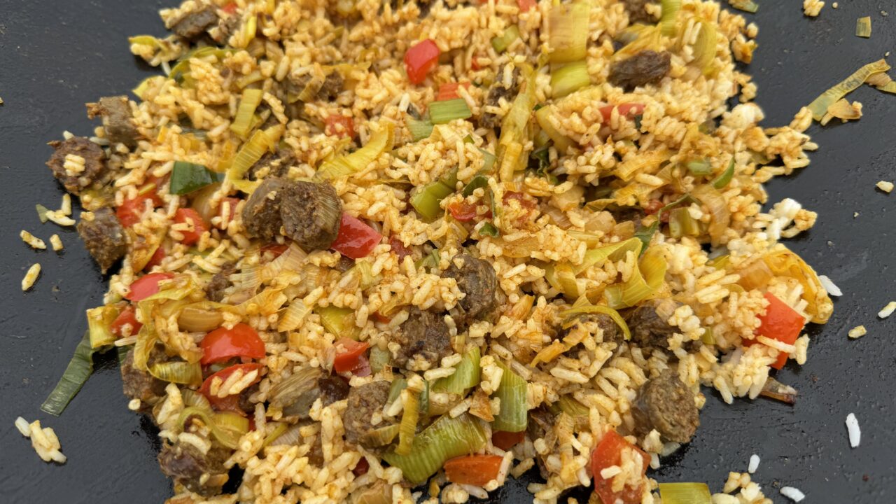 Skottelbraai rijstschotel met chipolata, prei en paprika — foto 1