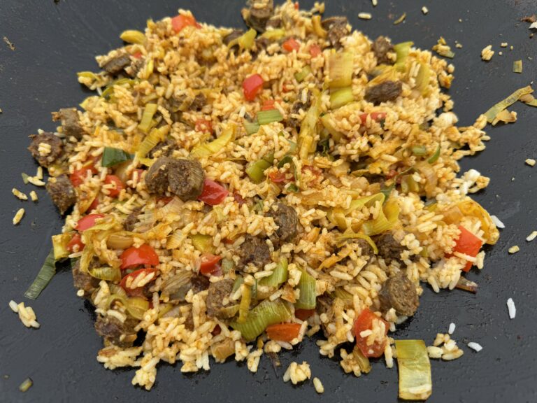 Skottelbraai rijstschotel met chipolata, prei en paprika