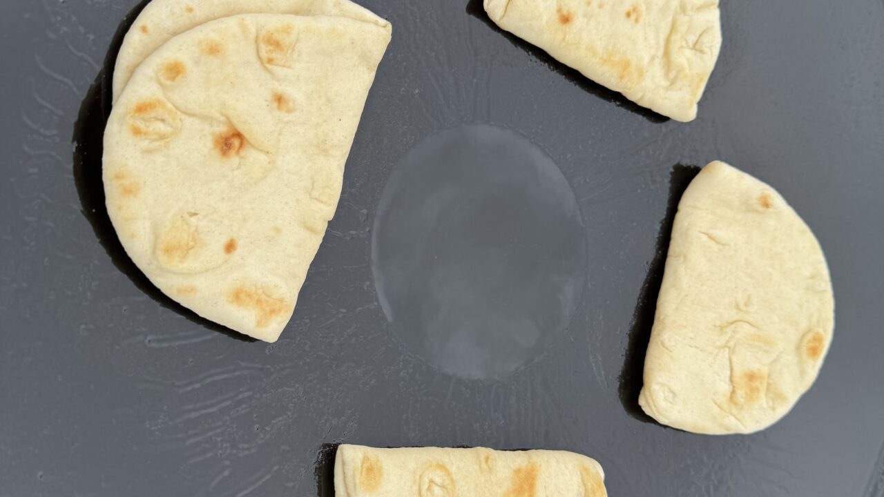 Gevulde pitabroodjes met kruidige kip en frisse salade — foto 4