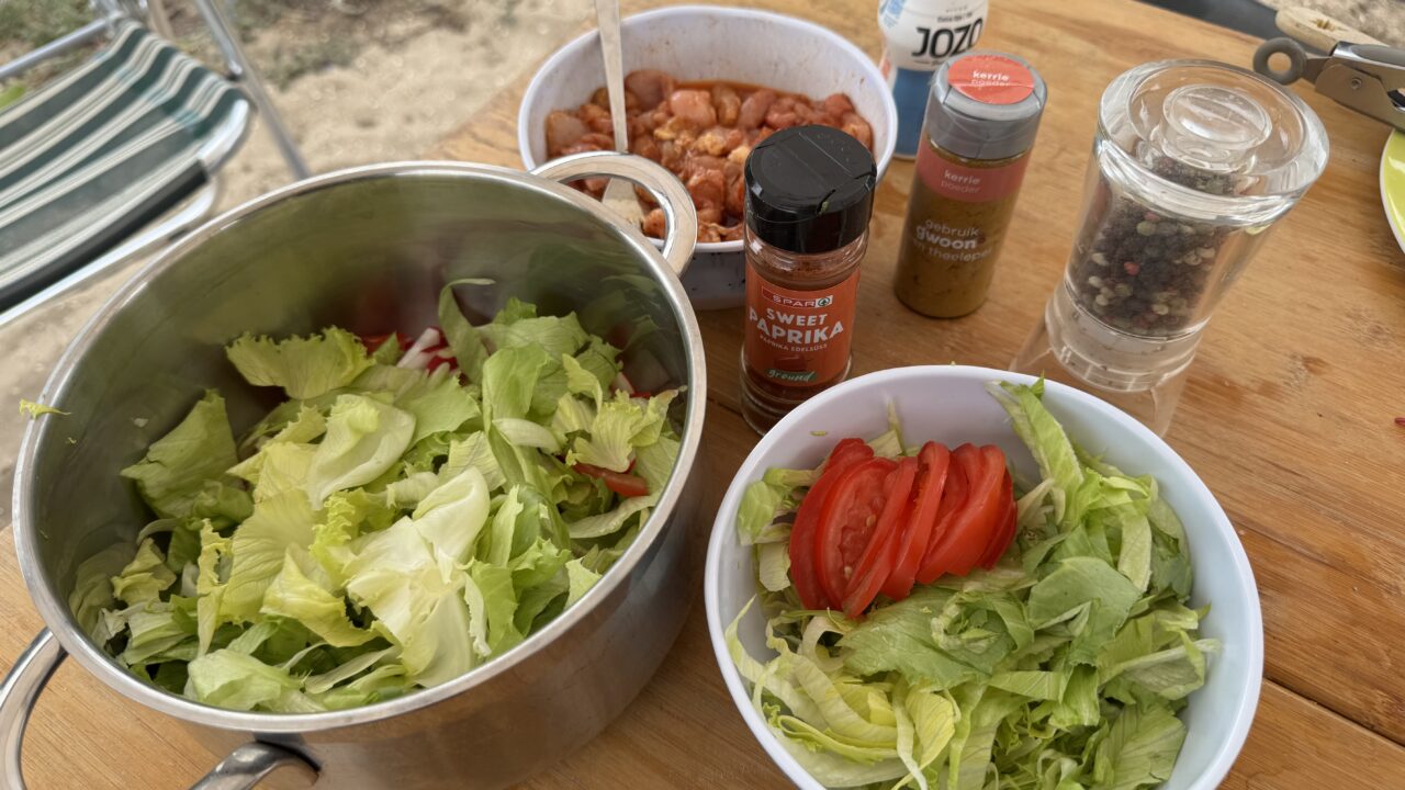 Gevulde pitabroodjes met kruidige kip en frisse salade — foto 3