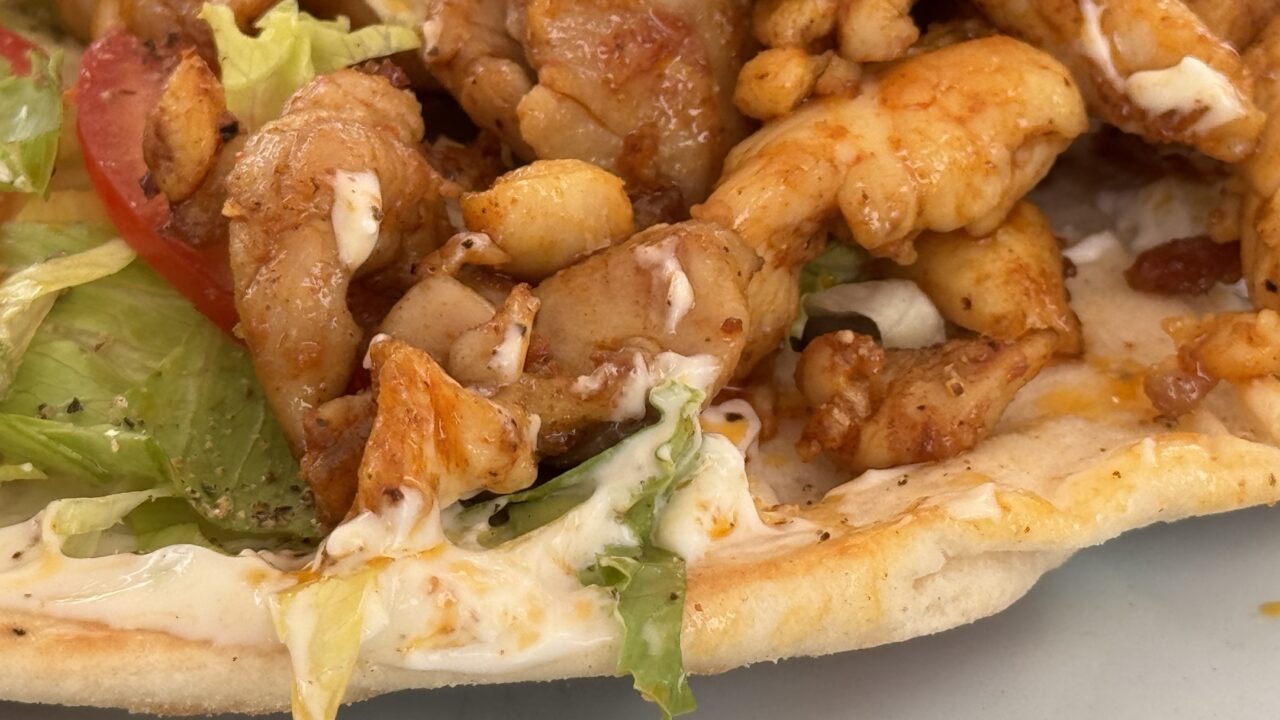 Gevulde pitabroodjes met kruidige kip en frisse salade