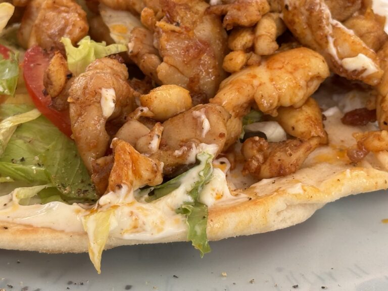 Gevulde pitabroodjes met kruidige kip en frisse salade