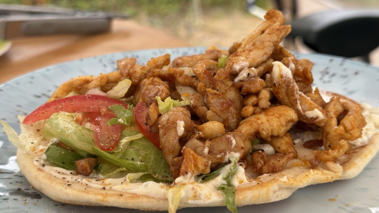 Gevulde pitabroodjes met kruidige kip en frisse salade — foto 2
