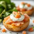 Aardappelen gevuld met gerookte zalm en kruidencrème
