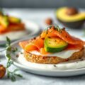 Aperitiefglaasje Petrus met zalm en avocado op een bedje van room en een toets van hazelnoot