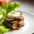 Asperges met kippenvleugeltjes, sla en augerginecreme