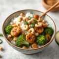 Aziatische bowl met runderfiletlapjes, zoetzure komkommer, broccolirijst en cashewnoten