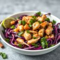 Aziatische maaltijdsalade van rode kool met kip en pinda’s