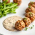 Balletjes van Kalkoen Vlees met een Veenbessen-Dipsaus