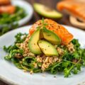 Boerenkoolsalade met quinoa, avocado, granaatappelpitjes en zalm