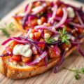Bruschetta met osseworst en gemarineerde rode kool en ui