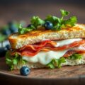 Croque-monsieur met abdijkaas, spekjes en blauwe druiven
