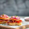 Croques met Pastrami rode uien en Passendale