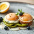 Duo van asperges, gepocheerd ei en emulsie met blauwschimmelkaas