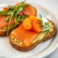 Duo van heilbotfilet en gerookte wilde zalm met citruszeste, avocadocrème en zalmeitjes