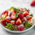 Eendenmagret, in balsamicoazijn gegaarde aardbeien, salade