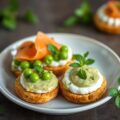 Emulsie van doperwten met munt en blinis met room van gerookte zalm