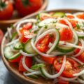 Frisse komkommer- tomaat- ui salade