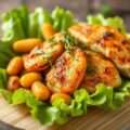 Gebakken aardappelschijfjes en gepaneerde kip op een bedje sla