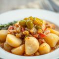 Gelakt buikspek met pompoenstoemp en pickles