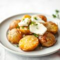 Gepofte aardappelen met prei en brie